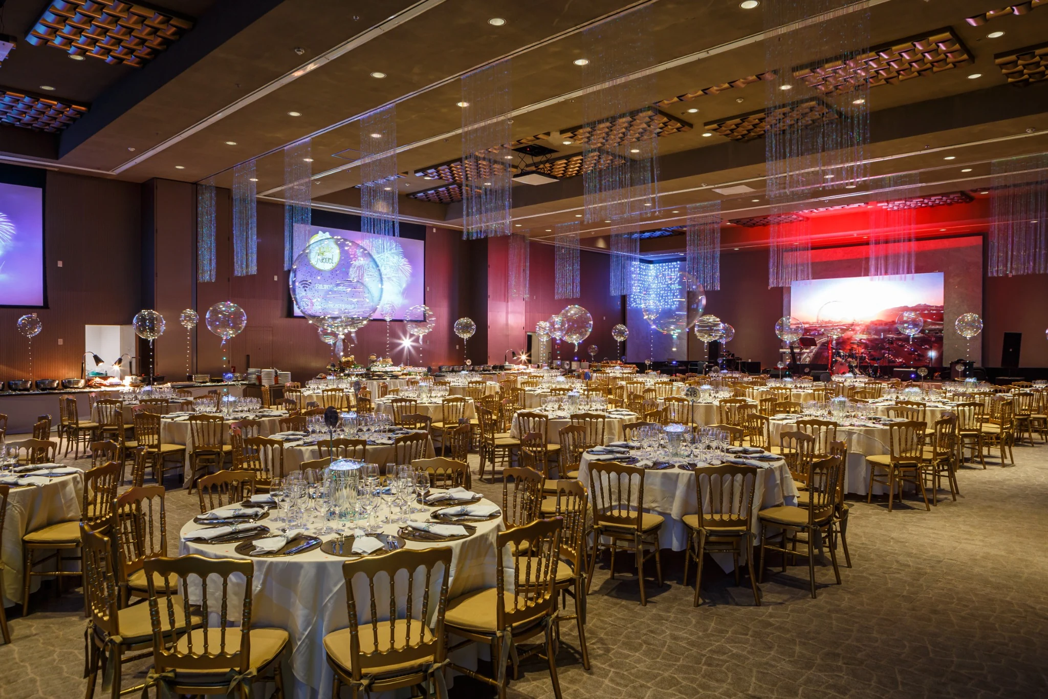 Banquet hall with round tables and festive lighting at Hilton Barra.