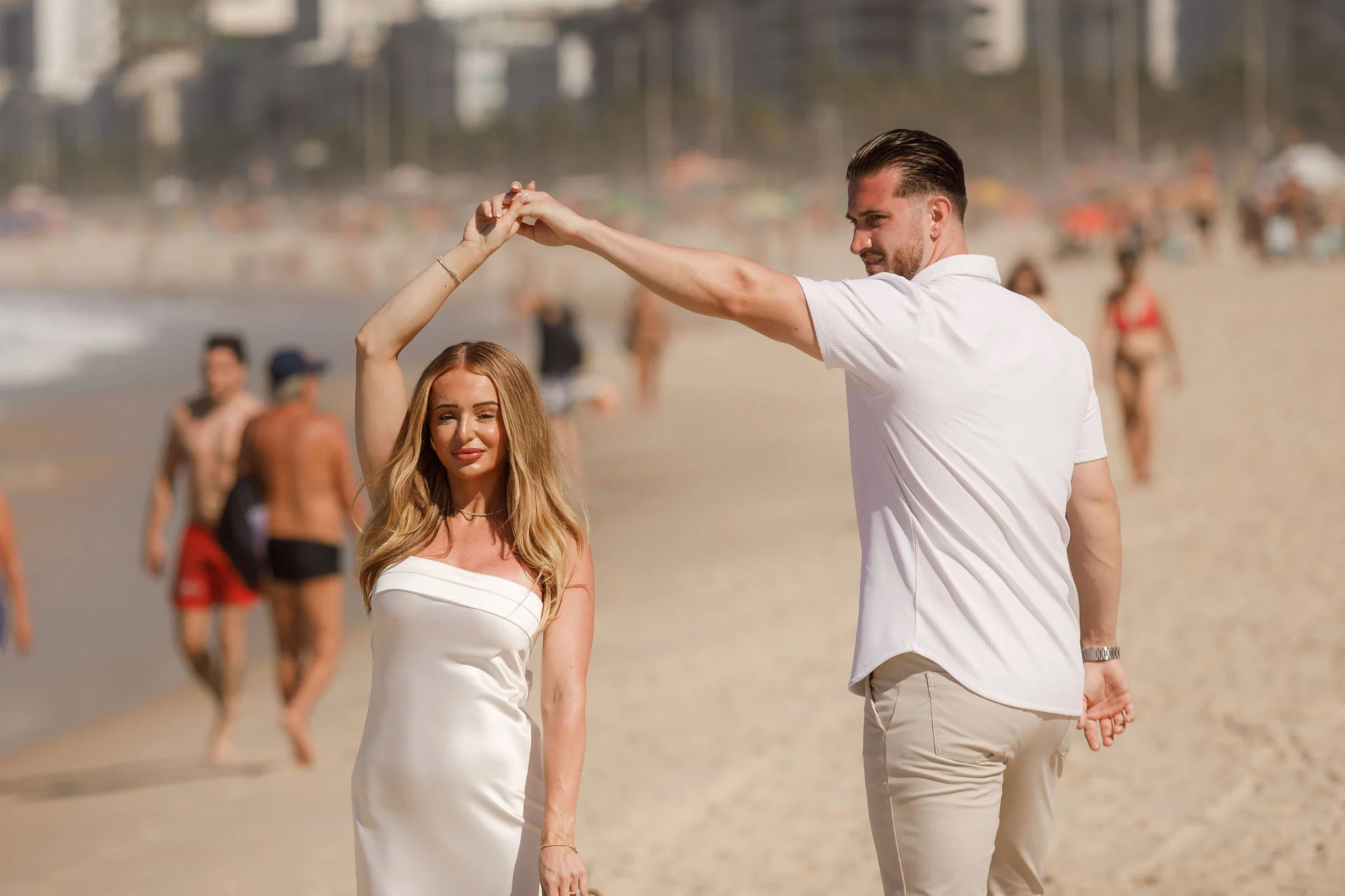 Couple dancing on the beach at Arpoador.