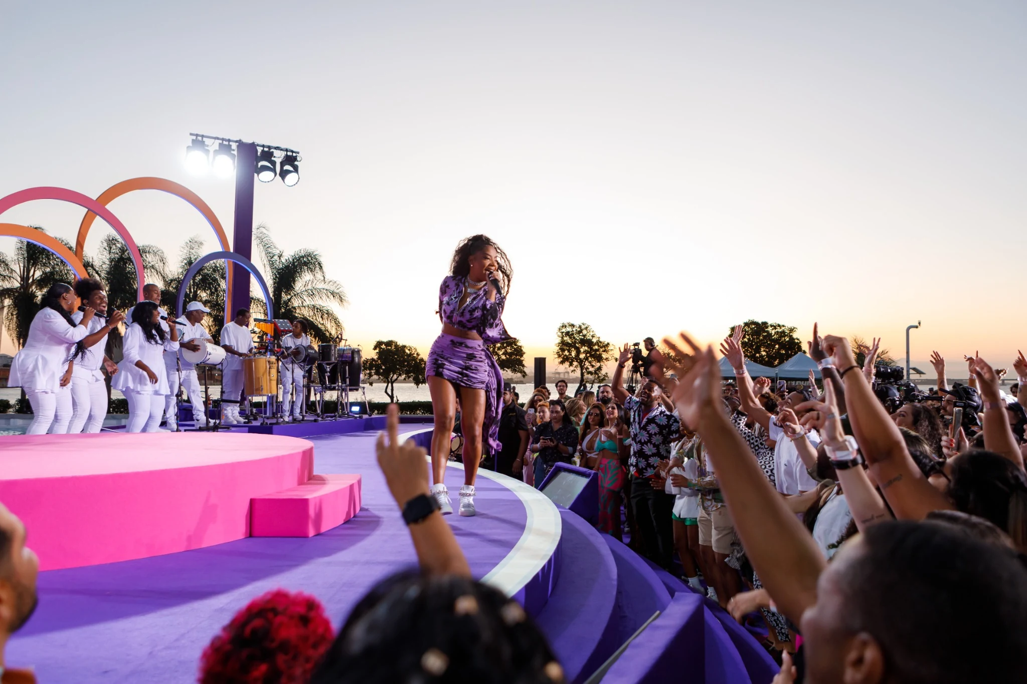 Singer performing for an audience at Numanice in Rio de Janeiro.